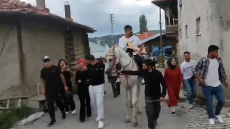 Başpehlivan Şimşek, köyde atla gezdirildi