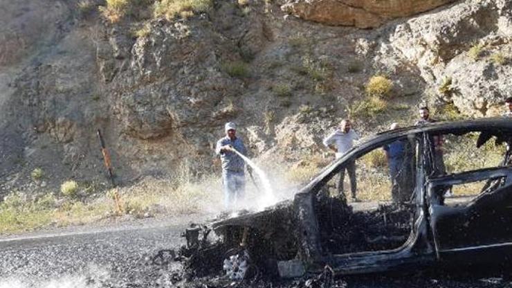 Ağrı’da seyir halindeyken yanan otomobil nedeniyle yol trafiğe kapandı