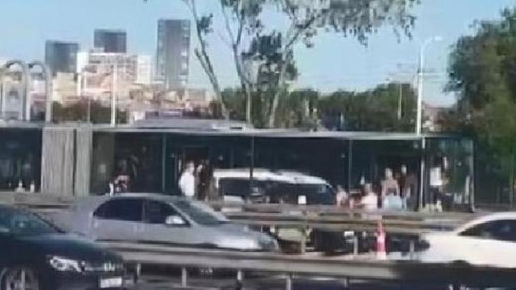 Metrobüste yolcuların sıkışıklık kavgası