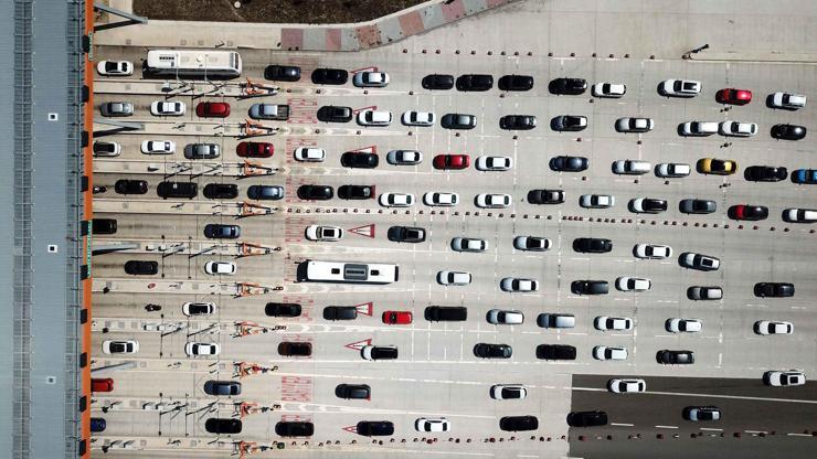 Tatilciler dönüş yolunda Bursada otoyol gişelerinde trafik yoğunluğu