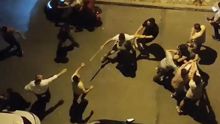 Onlarca kişi saldırdı Kardeşime nasıl çiçek gönderirsin