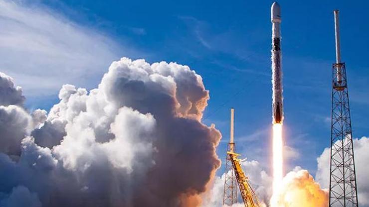 SpaceX’e ait uzay enkazları Avustralya’da boş araziye düştü