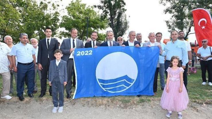 İznik İnciraltı Halk Plajı’nda mavi bayrak dalgalanmaya başladı