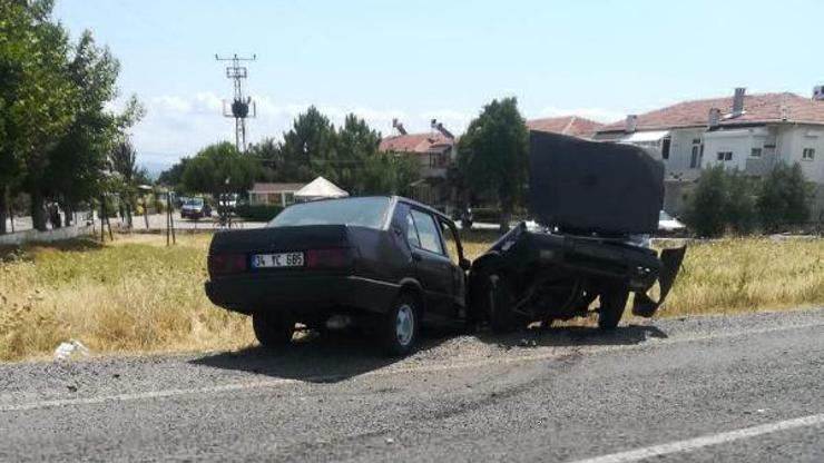 Kamyonetle çarpışan otomobil ikiye bölündü: 2 yaralı