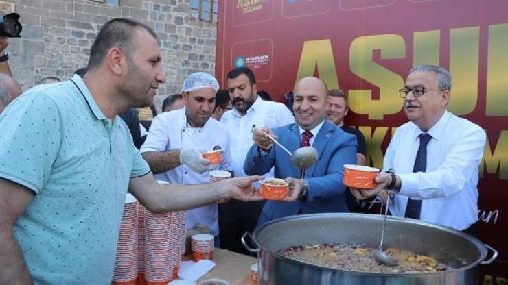 Diyarbakır Valisi Ali İhsan Su, vatandaşlara aşure dağıttı