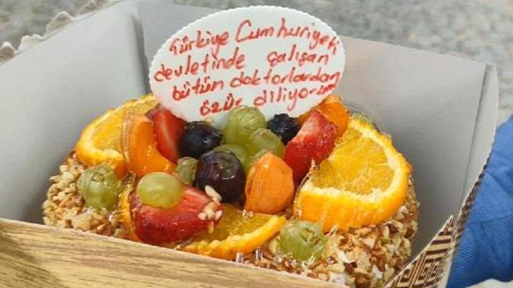 Darp ettiği sağlık çalışanlarından çiçek ve pastayla özür diledi
