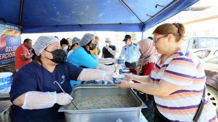 Aydın büyükşehir belediyesi vatandaşlara aşure ikram etti