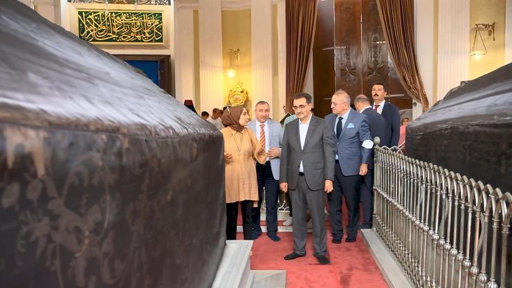 Bakan Dönmez, II. Abdülhamidin türbesini ziyaret etti