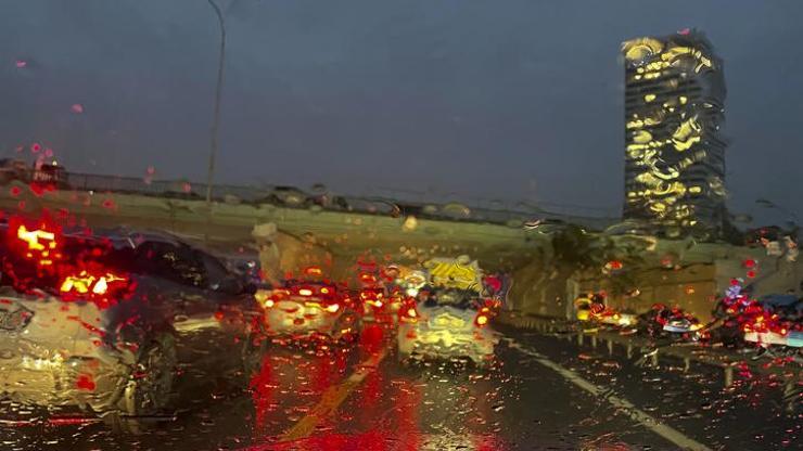 Meteoroloji İstanbul için saat verdi Sağanak geliyor...