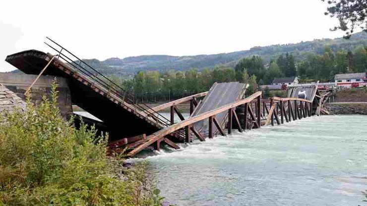 Norveçte ahşap köprü çöktü, araç nehre düştü