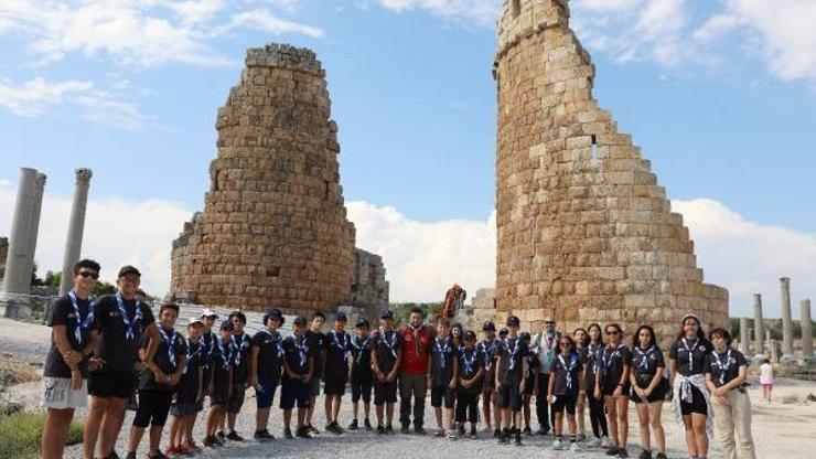 Büyükşehir izcileri Perge Antik Kentini gezdi