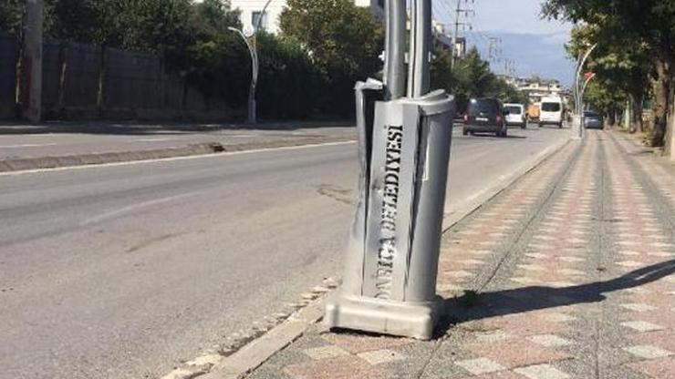 Aydınlatma direğine çarpan motokurye hayatını kaybetti