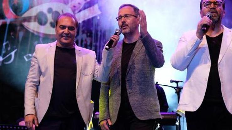 Bakan Kasapoğlu, sahnede ezgi seslendirdi