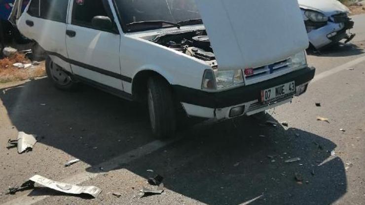 İki otomobil çarpıştı: 4 yaralı