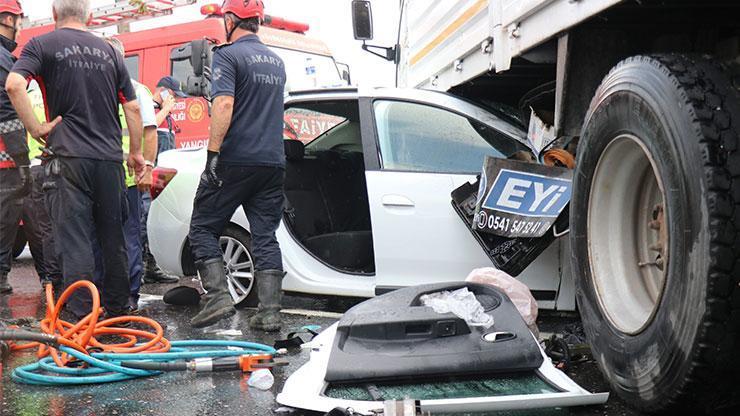 Otomobil kamyona ok gibi saplandı: 1 ölü 4 yaralı