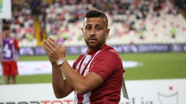 Sivasspor’un yeni transferi Dia Saba taraftarı selamladı