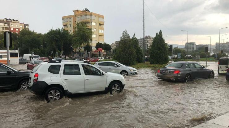İzmirde sağanak etkili oldu
