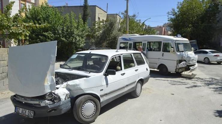 Adıyaman’da minibüs ile otomobil çarpıştı: 4 yaralı