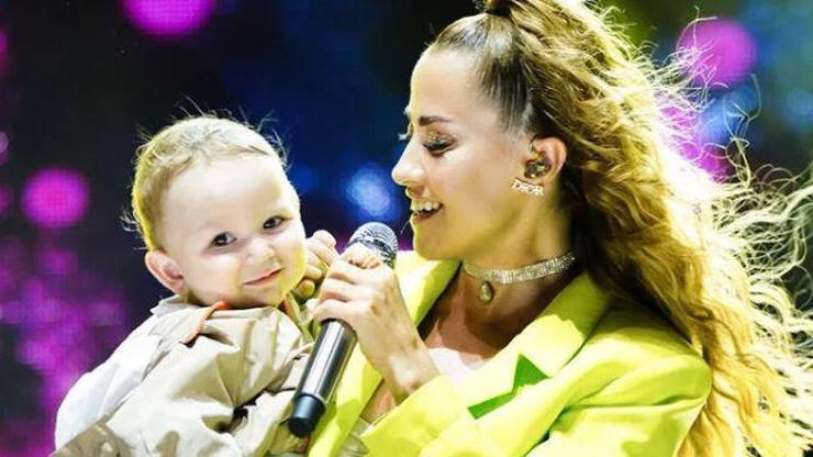 Derya Uluğ minik misafirini sahnede kucağına aldı