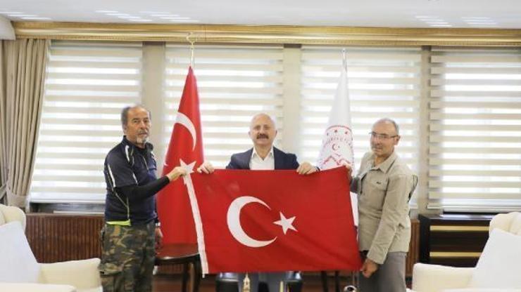 72 yaşındaki dağcı, Ağrı Dağı zirvesinde açtığı bayrağı Vali Varol’a hediye etti