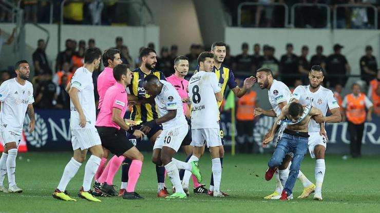 Ankaragücü-Beşiktaş maçında Josef de Souza kırmızı kart gördü