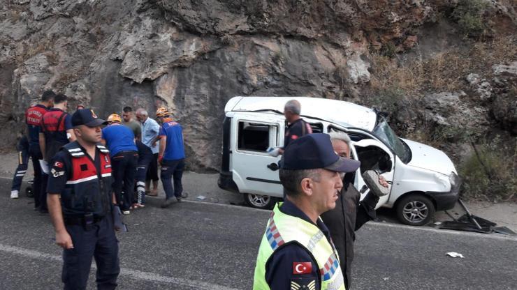 Adıyamanda hafif ticari araç ile motosiklet çarpıştı: 7 yaralı