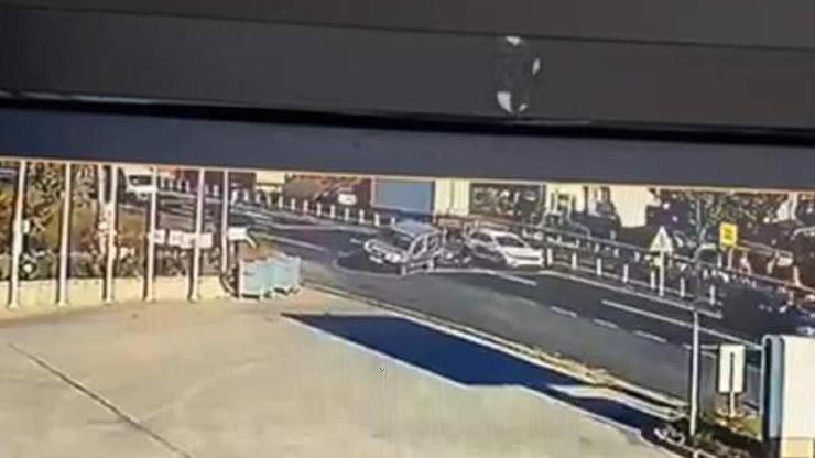 Otomobille hafif ticari aracın çarpıştığı kaza kamerada