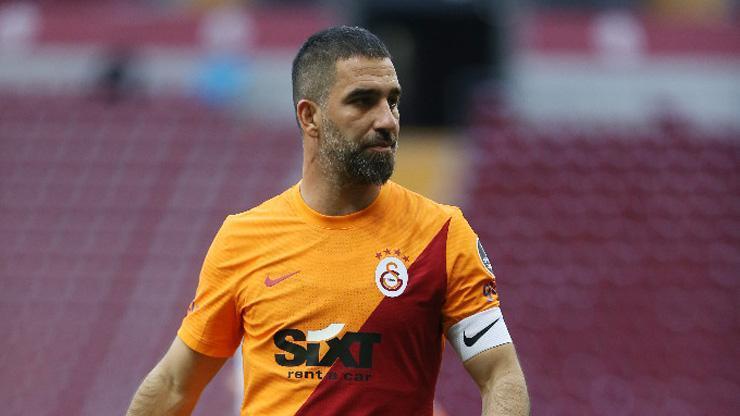 Arda Turan futbolu bıraktığını açıkladı