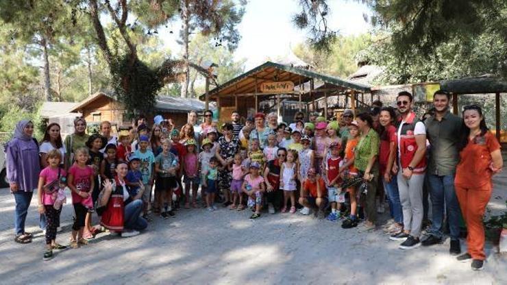 Ukraynalı çocuklar Antalya Hayvanat Bahçesini gezdi