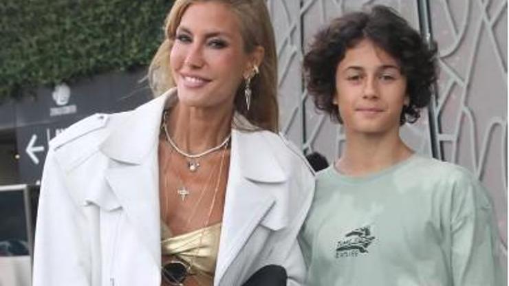 Çağla Şıkelin oğlu Kuzey annesinin boyuna yetişti