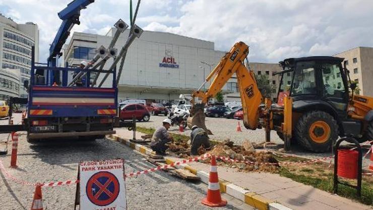 Engelli vatandaşların hastane girişine engel olan aydınlatma direkleri kaldırıldı