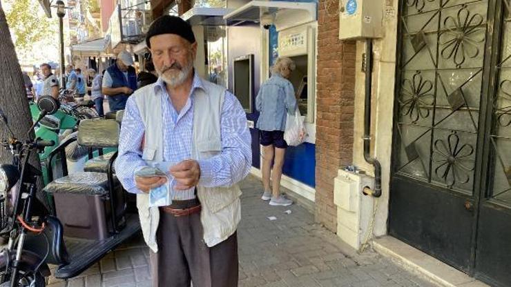 Bankadan çektiği emekli maaşını sayarken gasp edildi
