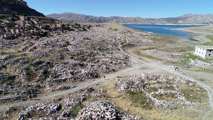 Baraj suları çekildi; eski mahalle ortaya çıktı