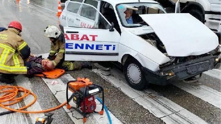 Otomobil, kamyonete çarptı: 2 yaralı