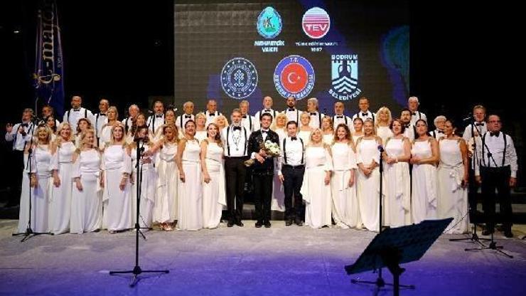 Zeki Müren şarkılarına binlerce kişi eşlik etti