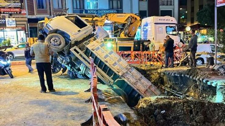 Üsküdarda İSKİ çalışmasında kamyonet çukura düştü