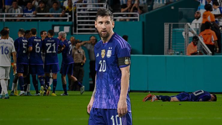 Messi takım arkadaşına tokat mı attı
