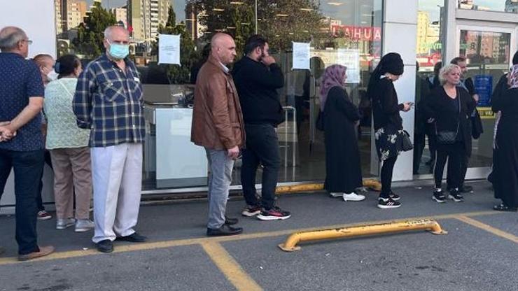 Banka önünde metrelerce promosyon kuyruğu oluştu