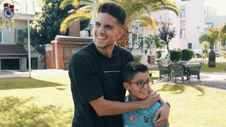 Marc Bartra, golden sonra dans eden minik taraftarla buluştu