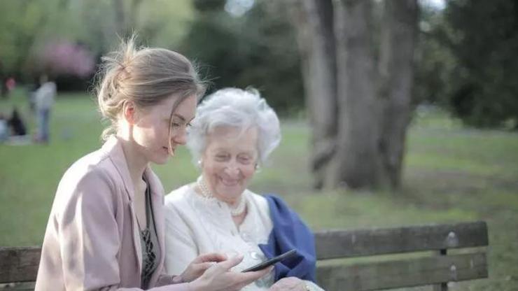 Alzheimer hastası ile nasıl konuşmak gerekir