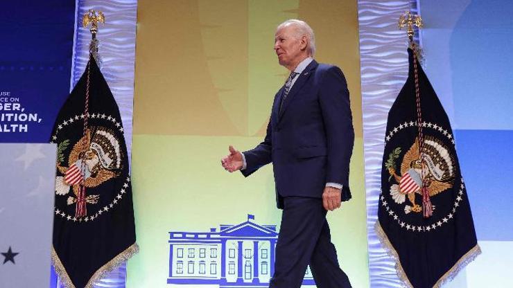 ABD Başkanı Biden kürsüde yolunu şaşırdı