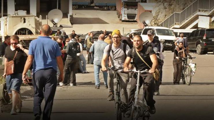 Ruslar, Gürcistana akın ediyor Sınırı bisikletle geçiyorlar