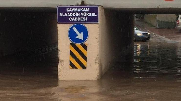 Alt geçit yağmur sularıyla doldu