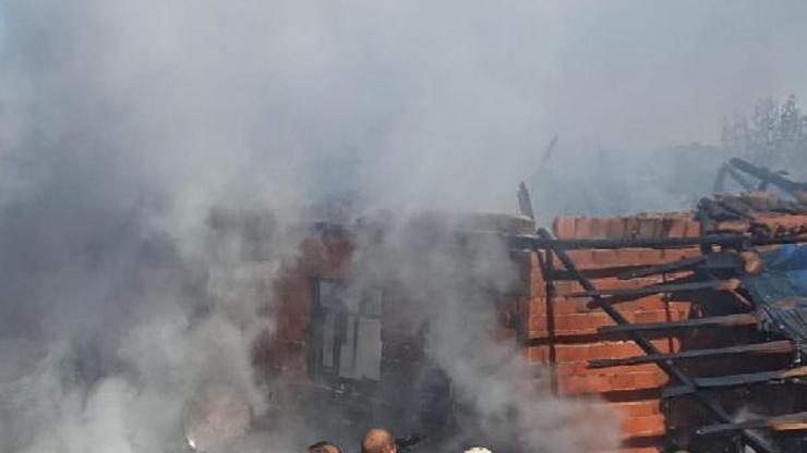 Tek katlı ev, yangında kullanılamaz hale geldi