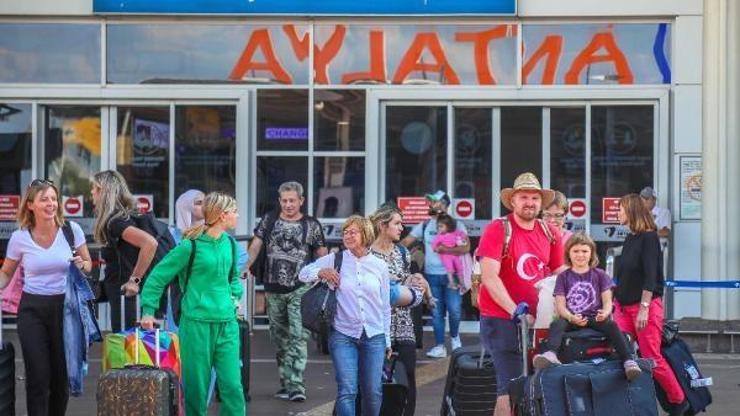 Antalyada ev bulamayan yabancılar apart otellere akın etti