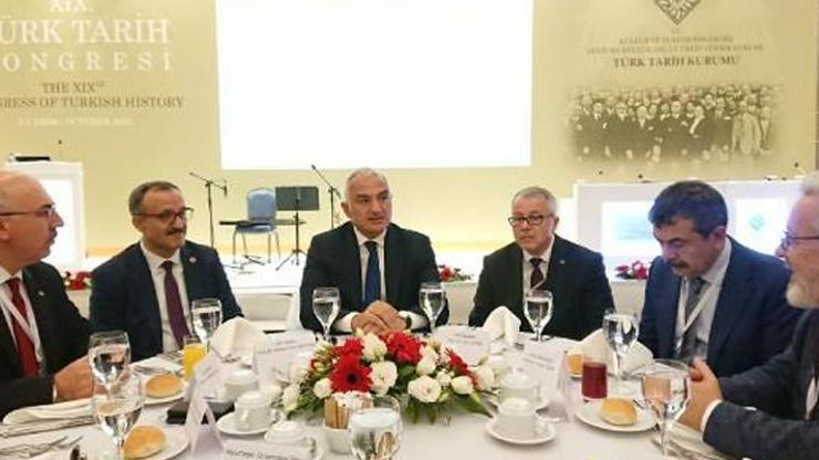 Bakan Ersoy, 19uncu Türk Tarih Kongresine katıldı