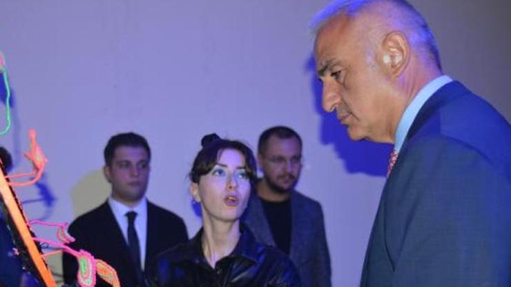 Bakan Ersoy, Başkent Kültür Yolu Festivali sergilerini gezdi