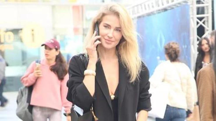 Burcu Esmersoyun şıklığı çok beğenildi