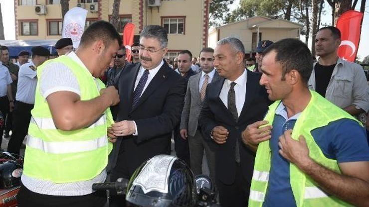 Jandarmadan, motosiklet ve motorlu bisiklet sürücülerine reflektif yelek