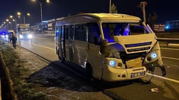 Kamyon, işçi servisiyle çarpıştı: 2 yaralı
